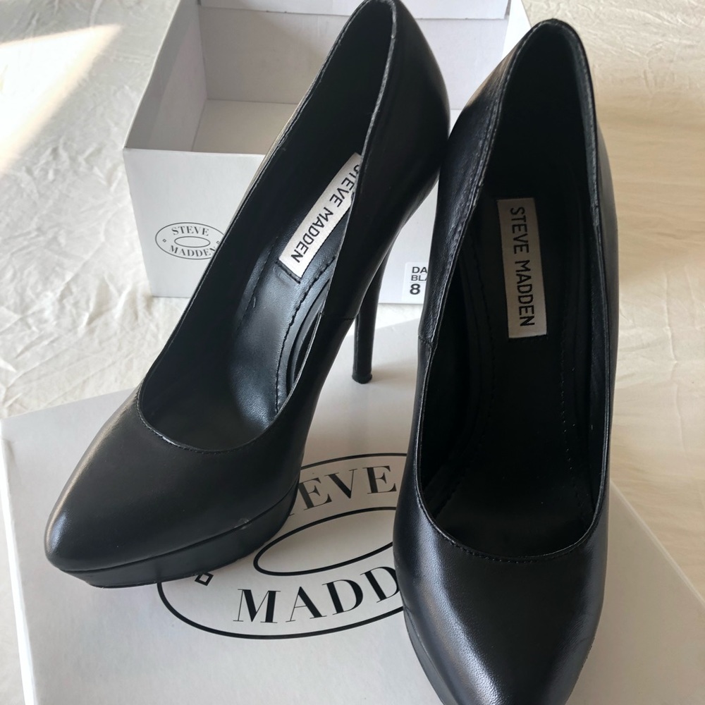 Steve Madden black pump
